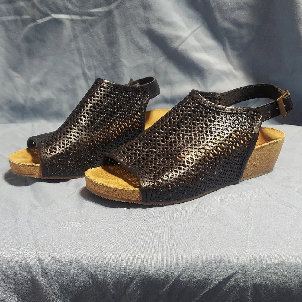 Eric Michael Phoebe Black Laser Cut Leather Cork Wedge Sandals Size 39/8.5